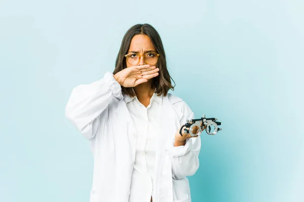 Jovem Mulher Latina Oculista Sobre Fundo Isolado Fazendo Gesto Negação — Fotografia de Stock