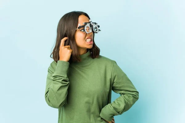 Junge Augenärztin Lateinisch Über Isoliertem Hintergrund Der Ohren Mit Händen — Stockfoto