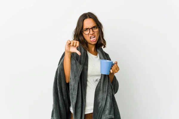 Ung Latinamerikansk Kvinna Med Filt Isolerad Vit Bakgrund Visar Tummen — Stockfoto