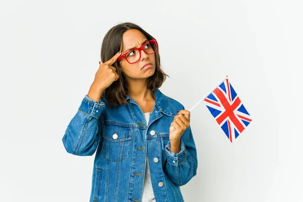 Jovem Mulher Latina Segurando Uma Bandeira Inglesa Isolada Fundo Branco — Fotografia de Stock