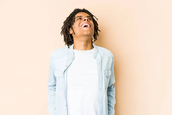Młody Afrykański Amerykański Rasta Człowiek Zrelaksowany Szczęśliwy Śmiech Szyja Rozciągnięty — Zdjęcie stockowe