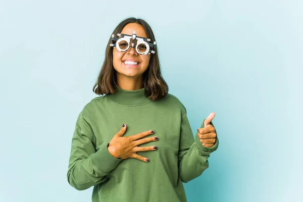 Jovem Mulher Latina Oculista Sobre Fundo Isolado Toca Barriga Sorri — Fotografia de Stock