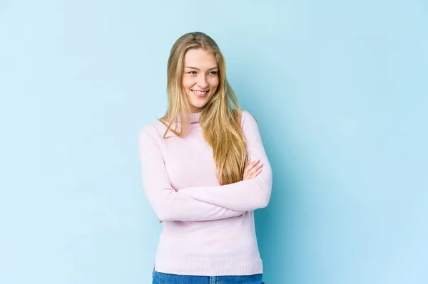 Mladá Blondýna Žena Izolované Modrém Pozadí Úsměvem Sebevědomí Zkříženými Pažemi — Stock fotografie