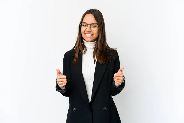 Joven Mujer Negocios Raza Mixta Aislada Sobre Fondo Blanco Sonriendo —  Fotos de Stock