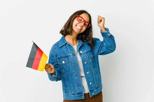 Молода Латина Тримає Німецький Прапор Ізольований Білому Тлі Відзначаючи Перемогу — стокове фото