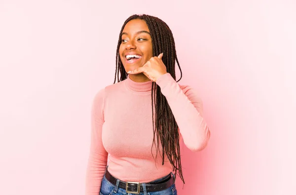 Młoda Afroamerykanka Odizolowana Różowym Tle Pokazująca Gest Rozmowy Przez Telefon — Zdjęcie stockowe