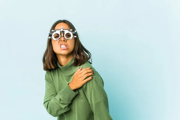 Jonge Oculist Latin Vrouw Geïsoleerde Achtergrond Met Een Schouder Pijn — Stockfoto