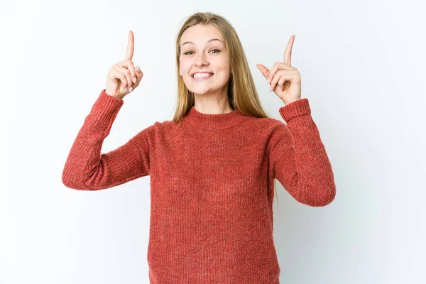 Mujer Rubia Joven Aislada Sobre Fondo Blanco Indica Con Ambos — Foto de Stock