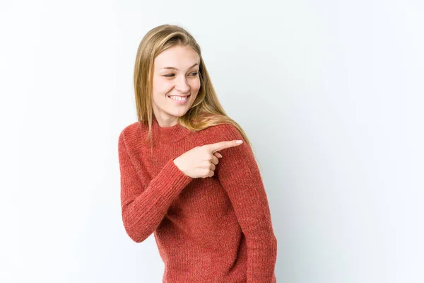 Mujer Rubia Joven Aislada Sobre Fondo Blanco Mira Lado Sonriente — Foto de Stock