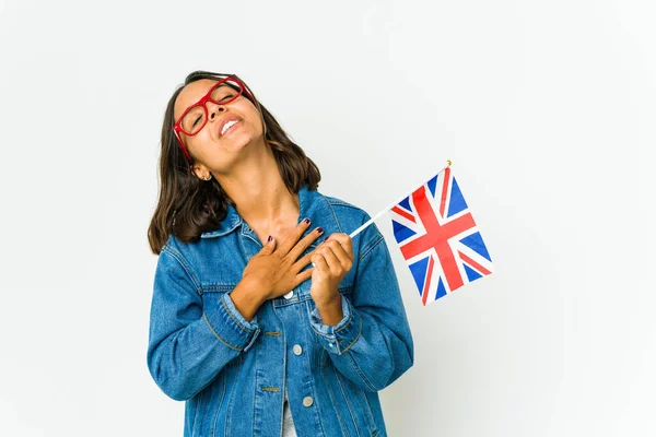 Jovem Latina Segurando Uma Bandeira Inglesa Isolada Fundo Branco Tem — Fotografia de Stock