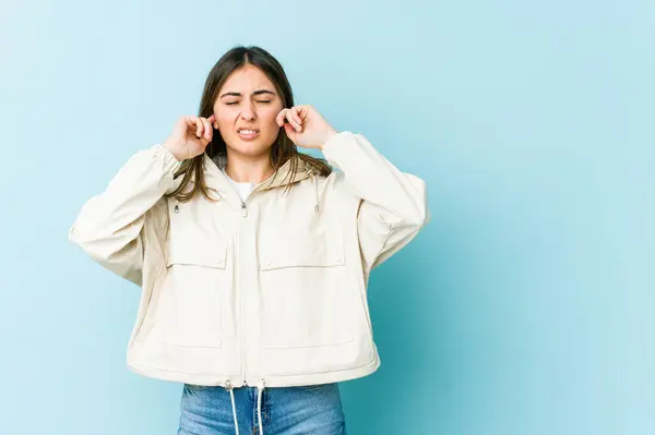 Ung Kaukasiska Kvinna Täcker Öronen Med Fingrar Stressad Och Desperat — Stockfoto