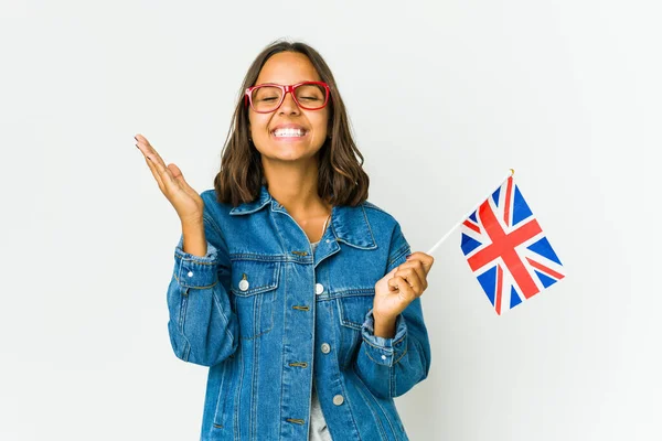 Молодая Латиноамериканка Английским Флагом Белом Фоне Много Смеялась Концепция Счастья — стоковое фото