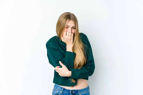 Jovem Loira Isolada Fundo Branco Mordendo Unhas Nervosa Muito Ansiosa — Fotografia de Stock