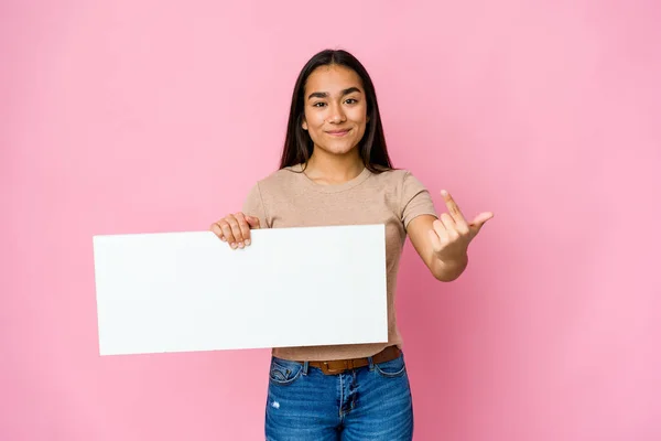 Junge Asiatische Frau Hält Ein Leeres Papier Für Weißes Etwas — Stockfoto