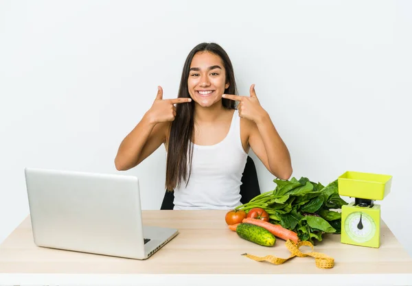 Jovem Nutricionista Mulher Asiática Isolado Fundo Branco Sorrisos Apontando Dedos — Fotografia de Stock