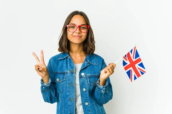 Młoda Latynoska Kobieta Trzyma Angielską Flagę Białym Tle Składając Przysięgę — Zdjęcie stockowe