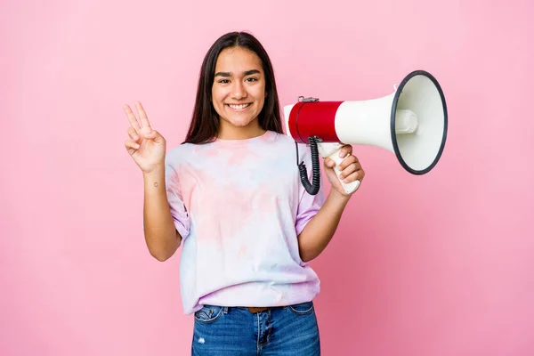 Jonge Aziatische Vrouw Met Een Megafoon Geïsoleerd Roze Achtergrond Tonen — Stockfoto