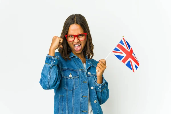 Mladá Latinská Žena Drží Anglickou Vlajku Izolovanou Bílém Pozadí Cítí — Stock fotografie