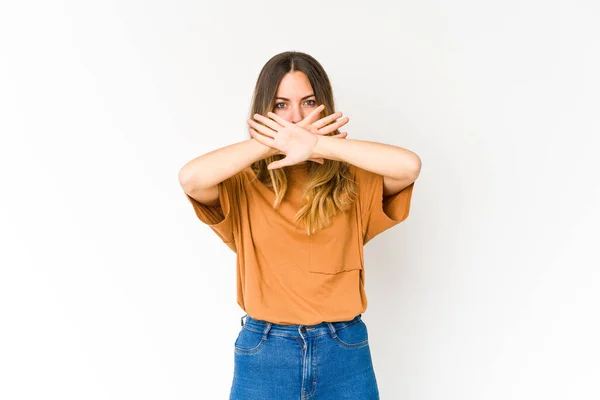 Mujer Joven Caucásica Aislada Sobre Fondo Blanco Haciendo Gesto Negación — Foto de Stock