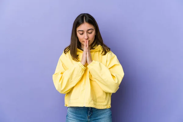 Jovem Caucasiana Orando Mostrando Devoção Pessoa Religiosa Procura Inspiração Divina — Fotografia de Stock