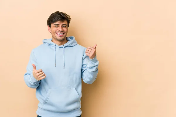 Junger Cooler Mann Hebt Beide Daumen Lächelt Und Ist Zuversichtlich — Stockfoto