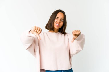 Genç melez kadın baş parmağını aşağı gösteriyor ve hoşlanmadığını ifade ediyor..