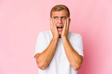 Genç, beyaz, yakışıklı, kulakları kulaklarıyla tıkayan, yüksek sesli sesler duymamaya çalışan adam..