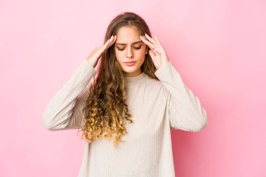 Genç beyaz kadın tapınaklara dokunuyor ve baş ağrısı çekiyor..