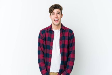 Beyaz arka planda izole genç beyaz adam çok kızgın, öfke kavramı bağırıyor, hayal kırıklığına uğramış.