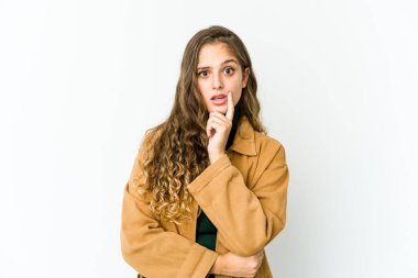 Şüpheli ve şüpheci bir ifadeyle yan bakan beyaz bir kadın..