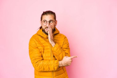 Uzun saçlı genç adam dedikodu yapıyor, bir şeyleri haber veriyor..