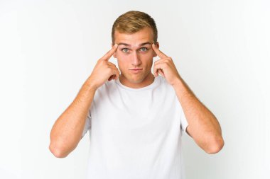 Kafkasyalı yakışıklı genç adam bir işe odaklanmış, işaret parmaklarını işaret ediyor..