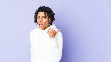 Genç Afro-Amerikan Rasta adamı parmağıyla işaret ediyor, gülüyor ve kaygısız..