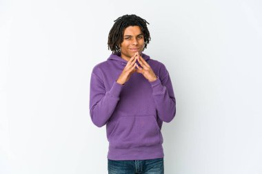 Genç Afrikalı Amerikalı Rasta adam bir plan yapıyor, bir fikir kuruyor..