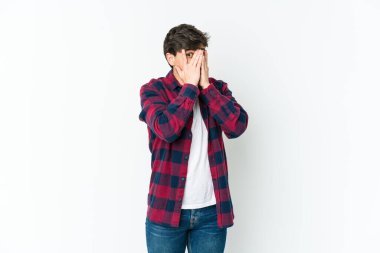 Genç havalı adam parmaklarıyla gözünü kırpıyor korkmuş ve gergin..