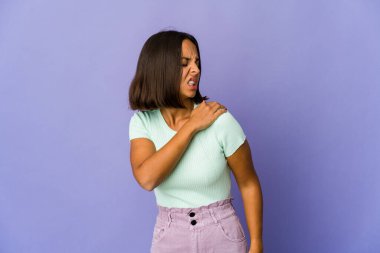 Genç melez kadın omuz ağrısı çekiyor..