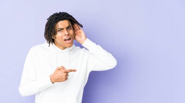 Genç Afrikalı Amerikalı Rasta bir dedikoduyu dinlemeye çalışıyor..