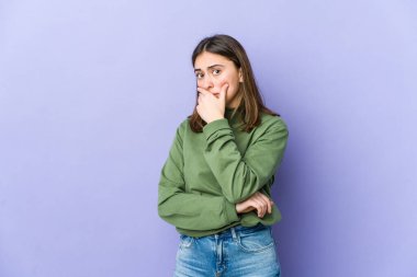 Genç beyaz kadın korkmuş ve korkmuş..