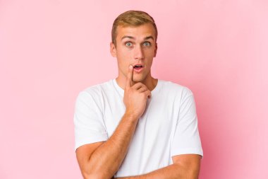 Kafkasyalı yakışıklı bir adamın harika bir fikri var, yaratıcılık kavramı..