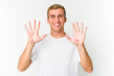 Beyaz tenli yakışıklı adam on numarayı elleriyle gösteriyor..