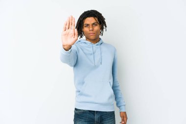 Genç Afro-Amerikan Rasta adam elini uzatmış, dur işareti göstererek seni engelliyor..