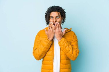 Genç melez adam elleri ile ağzını kapatırken şok oldu..