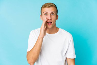 Beyaz tenli yakışıklı yüksek sesle bağırıyor, gözleri açık ve elleri gergin tutuyor..