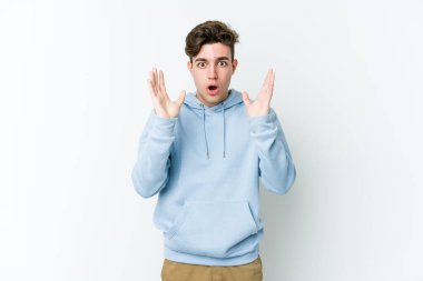 Beyaz arka planda izole edilmiş genç beyaz adam şaşırdı ve şok oldu..