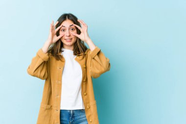 Kafkasyalı genç bir kadın başarılı bir fırsat yakalamak için gözlerini açık tutuyor..