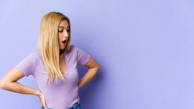 Genç sarışın beyaz kadın gördüğü bir şey yüzünden şoka uğruyor..