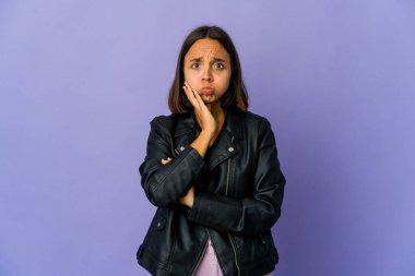 Genç melez kadın yanakları siliyor, yorgun bir ifadesi var. Yüz ifadesi kavramı.