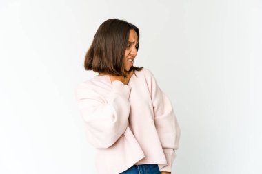 Genç melez kadın kafasının arkasına dokunuyor, düşünüyor ve bir seçim yapıyor..