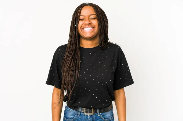 Ung Afrikansk Amerikansk Kvinna Isolerad Vit Bakgrund Skrattar Och Blundar — Stockfoto