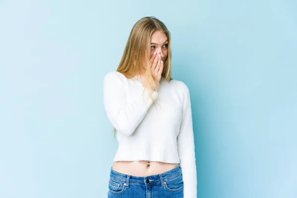 Jeune Femme Blonde Isolée Sur Fond Bleu Étant Choquée Cause — Photo